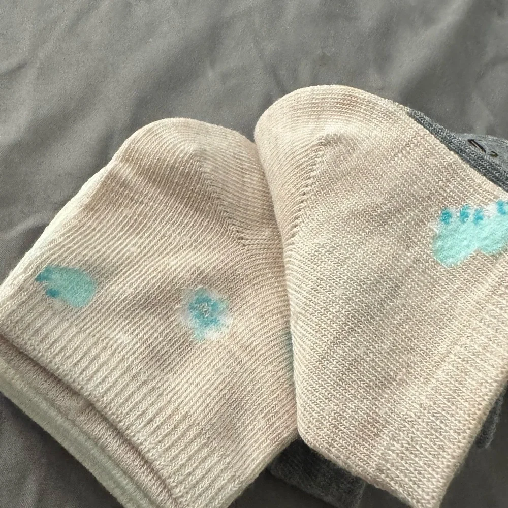 Juicy Couture 5 pair Women's Gray and Cream Ankle Socks